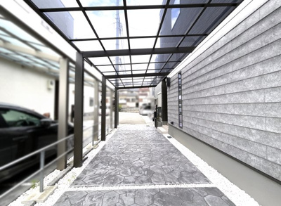 【駐車場】 | 伏見区淀下津町　中古戸建 | カーポート付の広い駐車場は、車を止める事はもちろん、お子様の遊び場としても利用できますね。カーポートがあり日光が直接あたる事もないので、熱中症も安心ですね。