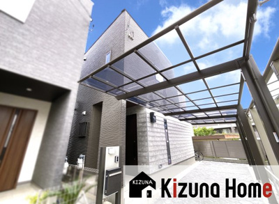 【外観】 | 伏見区淀下津町　中古戸建 | 駐車場はカーポート付で、車が２台停められますのでご夫婦で車を持てますね(*´▽｀*)