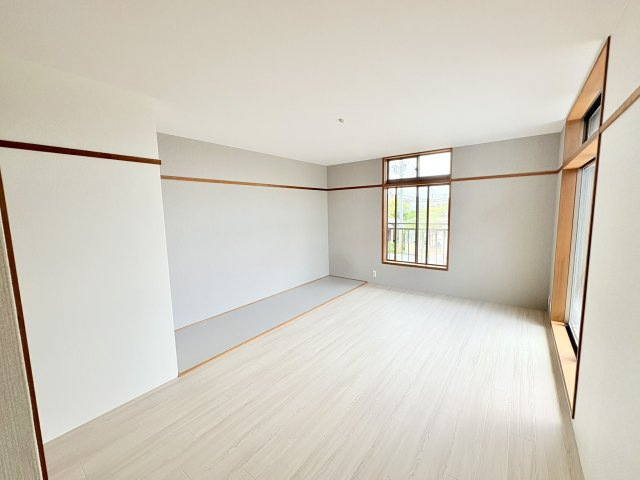 売中古戸建　掛川市千浜の寝室|2階北東側の7.5帖の洋室。リフォーム済み。