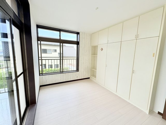 売中古戸建　掛川市千浜の洋室|2階南西側の6帖の洋室です。