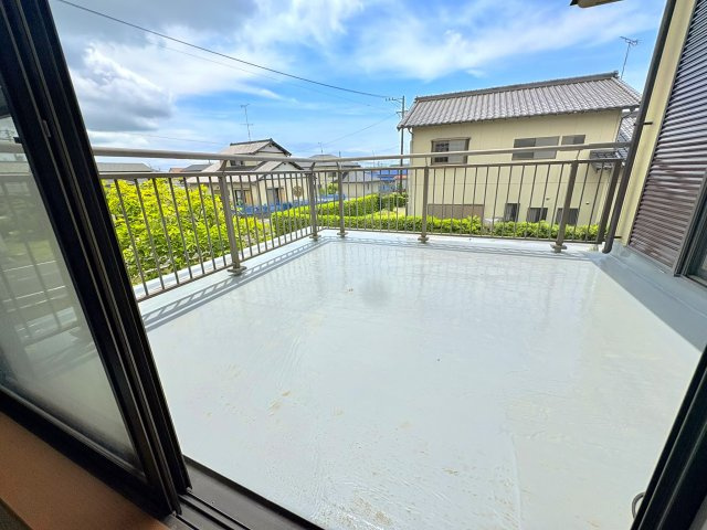 売中古戸建　掛川市千浜のバルコニー|東側ワイドバルコニーは開放感があって気持ち良い見晴らしです。