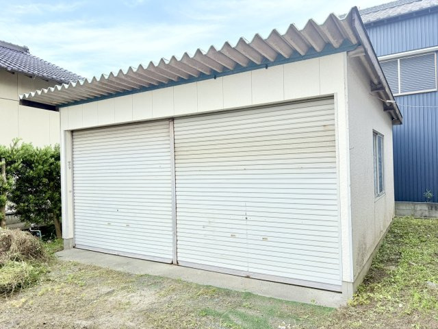 売中古戸建　掛川市千浜の駐車場|ガレージは物置、駐車場（並列3台分）としても利用可能♪