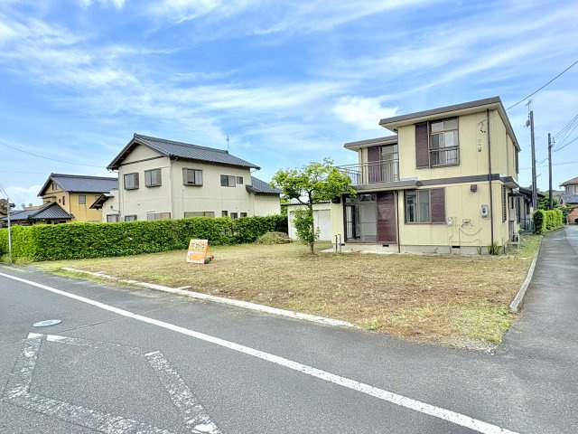 売中古戸建　掛川市千浜の前面道路含む現地写真|接道面も広く日当たり良好です。