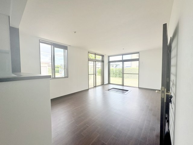 売中古戸建　掛川市千浜の居間・リビング|17.5帖のLDK♪2面遮光で明るい室内です。