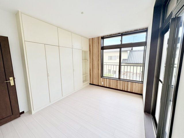 売中古戸建　掛川市千浜の洋室|2階南東洋室。2面斜光で収納力もあります。