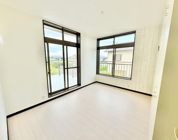 売中古戸建　掛川市千浜の洋室|2階南東洋室。2面斜光で日当たり良好。