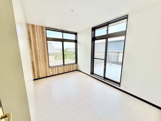 売中古戸建　掛川市千浜の洋室|2階南東6帖の洋室。リフォーム済み。