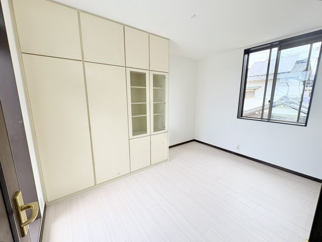 売中古戸建　掛川市千浜の洋室|2階北西の7条の洋室。リフォーム済み。