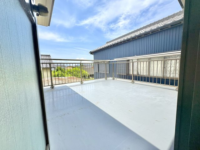 売中古戸建　掛川市千浜のバルコニー|西側にも東側と同様の広さのバルコニーあります。