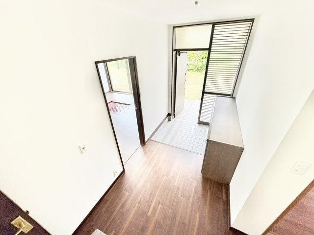 売中古戸建　掛川市千浜の玄関|明るい玄関で家族の返りを迎えられますね。