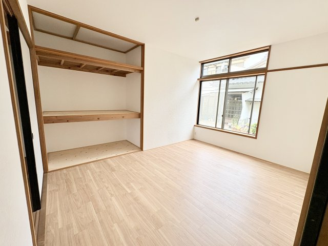 売中古戸建　掛川市千浜の洋室|1階北側の6帖の洋室。収納力もたっぷりあります。