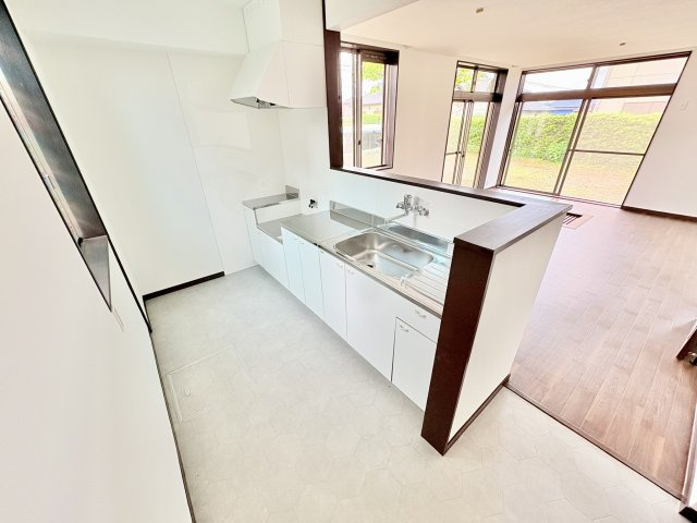 売中古戸建　掛川市千浜のキッチン|5.5帖の広々とした新しくリフォーム済みのキッチンです。