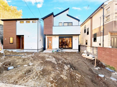 【外観】 | ◆都筑区東山田町新築住宅2号棟◆ | ◆一戸建てを中心とした街並みが整然と続き、周辺は高い建物が建っていないので、緑の多い閑静な趣を感じる環境です。街並みや周辺環境も重要なポイントです！！