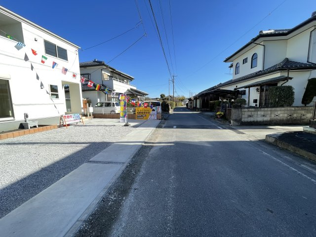 藤岡市小林第６（全1棟）1号棟の前面道路含む現地写真