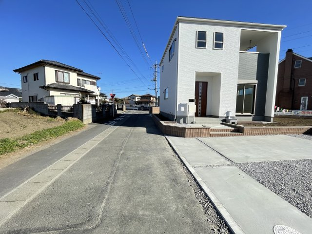 藤岡市岡之郷第4（全5棟）1号棟の前面道路含む現地写真