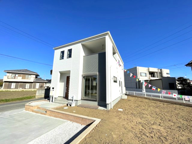 藤岡市岡之郷第4（全5棟）1号棟の外観|ナチュラルで飽きの来ないデザインは流行に左右されない家の形です。外構も綺麗に仕上がっています(^▽^)/
