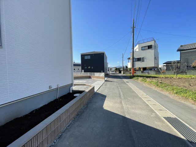 藤岡市岡之郷第4（全5棟）1号棟の前面道路含む現地写真