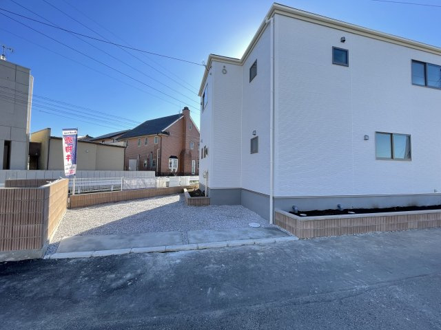 藤岡市岡之郷第4（全5棟）1号棟の前面道路含む現地写真