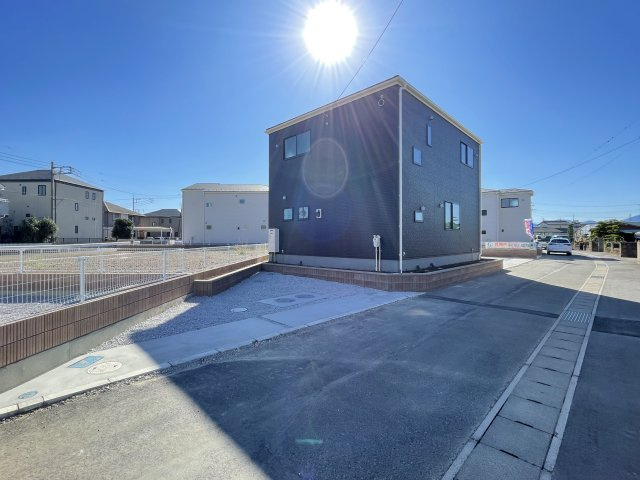 藤岡市岡之郷第4（全5棟）2号棟の前面道路含む現地写真