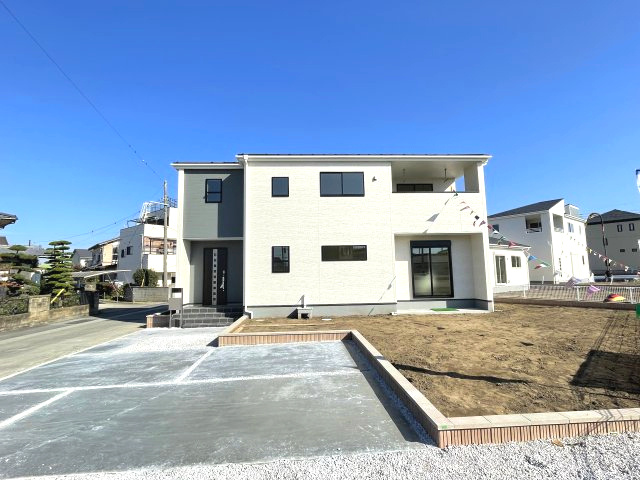 藤岡市岡之郷第4（全5棟）4号棟の外観|ナチュラルで飽きの来ないデザインは流行に左右されない家の形です。外構も綺麗に仕上がっています(^▽^)/
