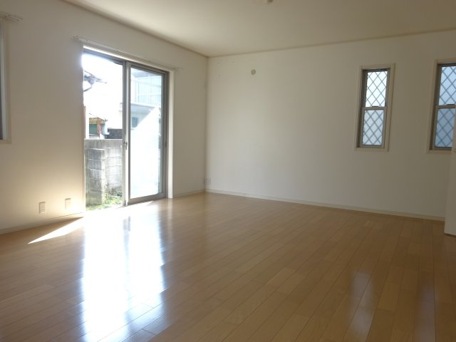 御殿山２丁目貸家の居間・リビング