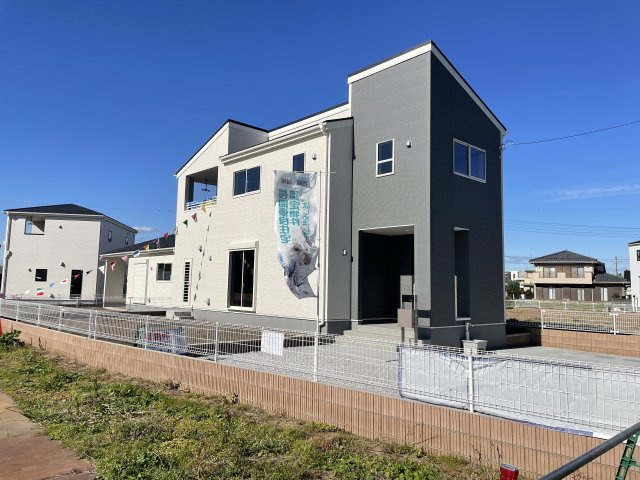 藤岡市岡之郷第4（全棟）5号棟の外観|隣地との距離も保ちながらも綺麗な街並みに溶け込みました！
駐車スペースやお庭も十分に確保しています！