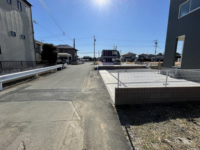 藤岡市岡之郷第4（全棟）5号棟の前面道路含む現地写真