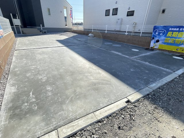 藤岡市岡之郷第4（全5棟）3号棟の駐車場|建物完成済みでございます。お部屋のご内覧可能でございます。お気軽にお問合せ下さいませ(^▽^)/