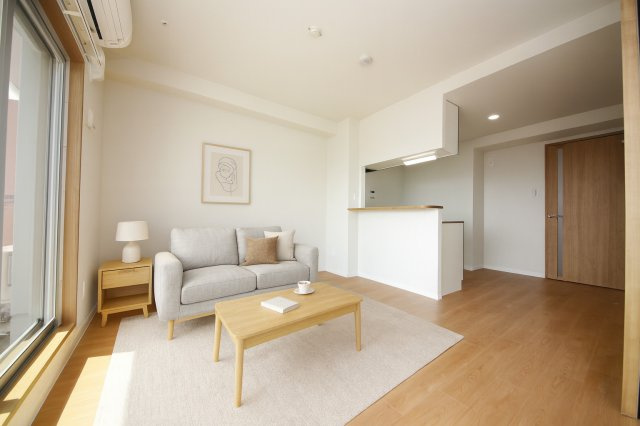 エスティヒルズの居間・リビング|バーチャルステージングになりますので、設備・什器は付帯しません。参考にご覧くださいませ。