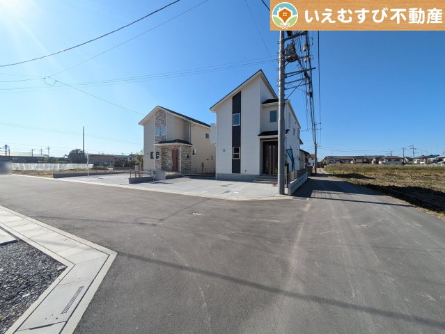 BLOOMING GARDEN　行田市谷郷の前面道路含む現地写真|充分な広さの前面道路
間口が広くお車の出し入れも問題なく行えるスペースが確保されています♪