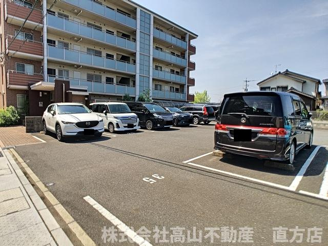直方市須崎町の賃貸マンションの駐車場