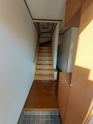 【玄関】 | アンソレイユＢ | 明るい玄関です