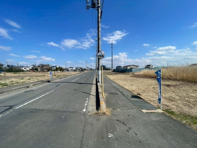 敷地面積８８坪　売地　越谷市北川崎②の前面道路含む現地写真|北側公道約１２ｍ！接道幅が約１９ｍ！お車の出し入れなどもラクラクです♪
現地（2026年3月）撮影