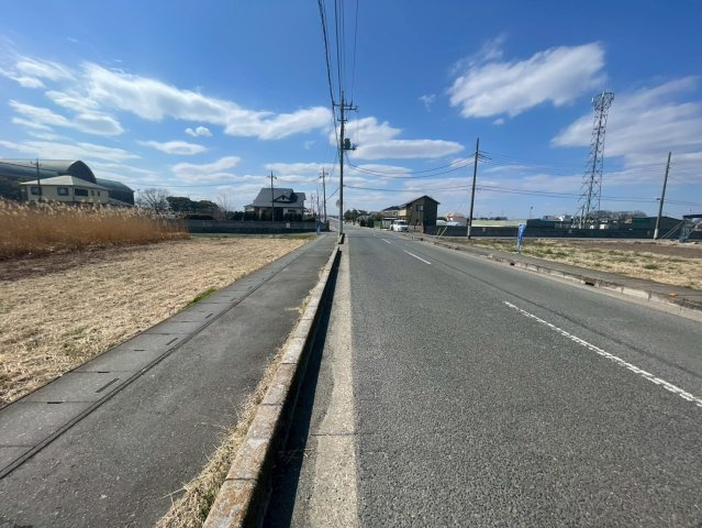 敷地面積８８坪　売地　越谷市北川崎②の前面道路含む現地写真|北側公道約１２ｍ！接道幅が約１９ｍ！ お車の出し入れなどもラクラクです♪
現地（2026年3月）撮影