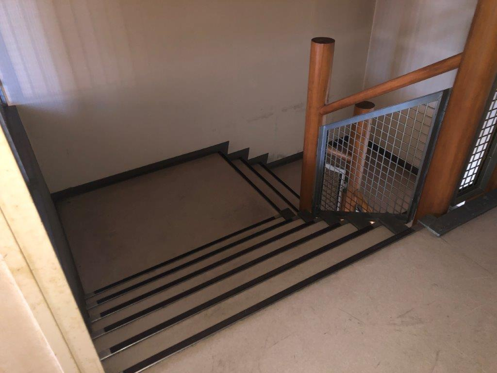 旭町　店舗・事務所用　RC造　2階建てのその他|階段