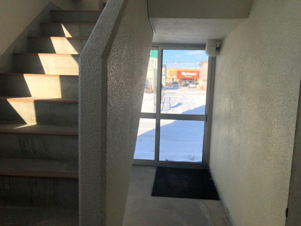 旭町　店舗・事務所用　RC造　2階建てのその他共用部分|屋上につながる裏階段と裏口