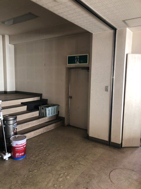 旭町　店舗・事務所用　RC造　2階建てのその他共用部分|階段昇り口と通用口