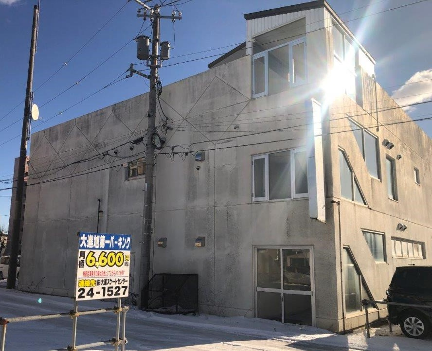 旭町　店舗・事務所用　RC造　2階建ての外観|北西外観　裏口と一部三階建の塔屋