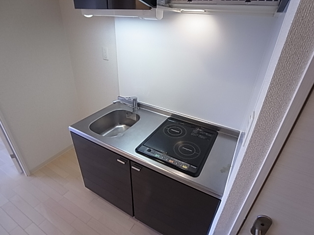 神戸市兵庫区下沢通８丁目の賃貸マンションのキッチン|システムキッチン（ＩＨ２口）