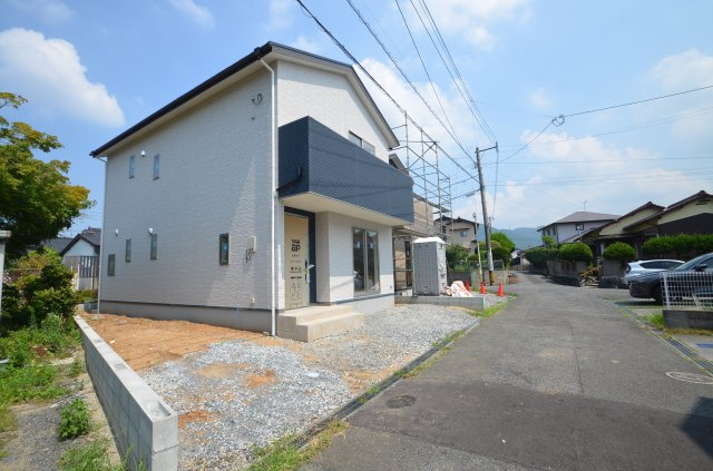 新築住宅　プラザコート町上津役ニ丁目の前面道路含む現地写真