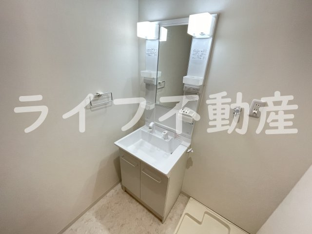 ソレイユ永和の独立洗面台|独立洗面台、小物を置くことができて便利です