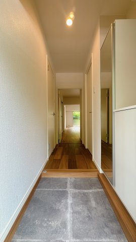 【玄関】 | 大濠ハイツ | 明るい玄関があなたを迎えてくれます。安心して帰ってこれる場所がある、心安らぐ空間。収納もたっぷり♪