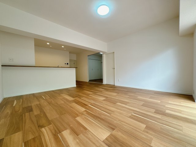 【居間・リビング】 | 大濠ハイツ | バルコニーに面した明るい開放感のある空間。自分の時間を大事にできる空間です♪