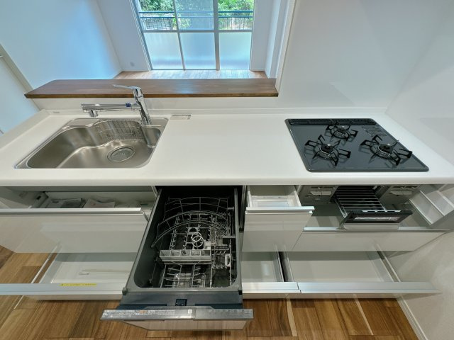 【キッチン】 | 大濠ハイツ | 家事に集中しながらも家族を身近に感じれるこだわりのキッチン♪食洗機があれば、洗い物はあっという間に終わらせることができます。食後はゆっくり映画鑑賞の時間に充ててみてはいかがでしょうか♪