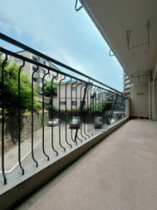 【バルコニー】 | 大濠ハイツ | たっぷりの陽が降り注ぐバルコニー。ガーデニングをするのもおすすめです♪実際にご覧ください♪