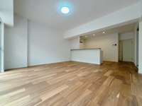 【居間・リビング】 | 大濠ハイツ | 照明をつけなくても自然光で明るいお部屋です♪優しいお色のフローリングで落ち着きのある空間に。シンプルな間取りはどんな家具でも合いそうです。