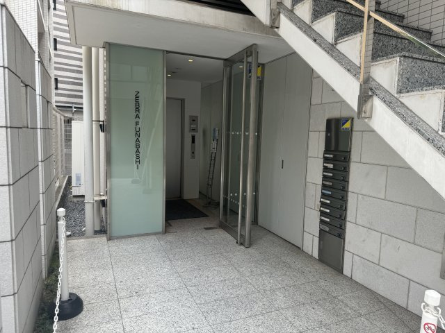 ゼブラ船橋のエントランス
