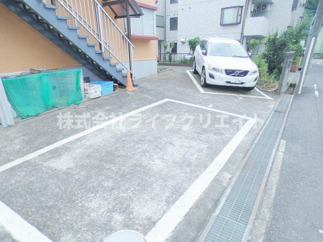 グランドールユキの駐車場