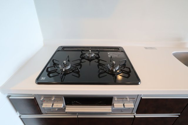 プレジオ新大阪EUROのキッチン|3口ガスコンロ