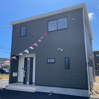 【外観】 | 神栖市知手中央第9-5号棟(ルーフバルコニー・防犯カメラ) | ４ＳＬＤＫ　最短即日見学も可能です。お気軽にお問合せ下さい！   